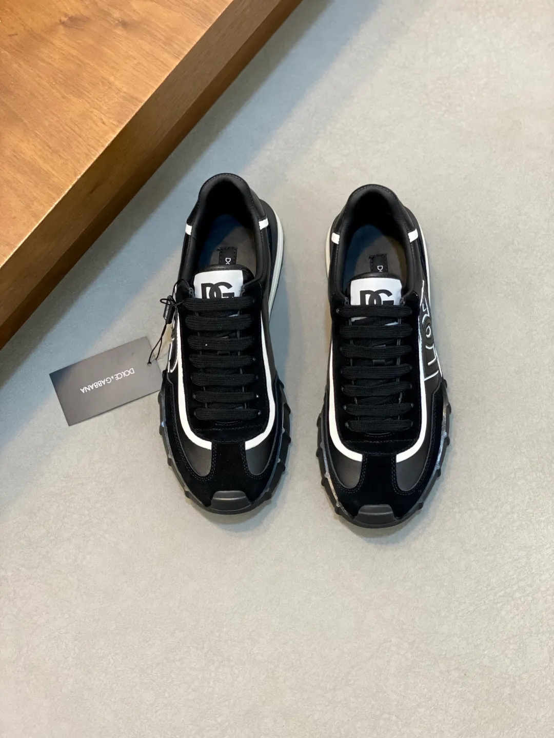 💰800 Dolce&Gabbana/Dolce & Gabbana men’s new casual sports shoes This sneaker is made of multiple materials. The nylon fabric upper is integrated with glossy leather, suede leather and rubber elements, and is decorated with reflective details. It has a silk-screen logo and a dual design of thick round and flat laces. It has a square toe, rubber foam midsole and gear pattern rubber composite sole decorated with the iconic "DG" logo. The shoe body is decorated with three-dimensional labels with the brand logo in many places. The style is fashionable and elegant, and the unique design is presented in a dazzling and modern new language. The fabric towel lining is paired with logo cowhide feet for a stylish and stylish look! Comes with a full set of packaging! Size: 39-40-41-42-43-44 leather shoe size (38/45 can be customized but does not support returns)